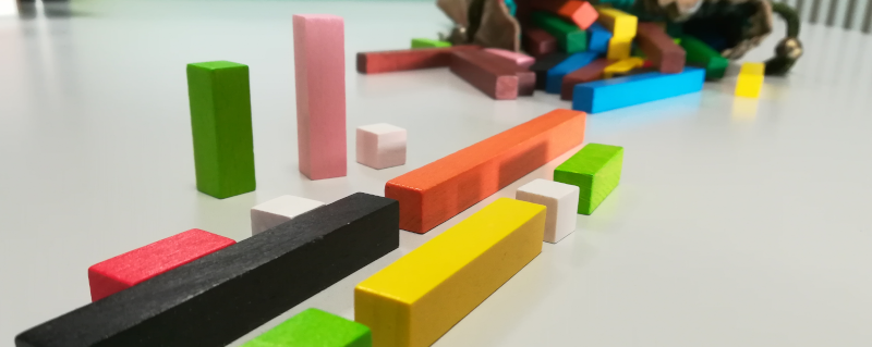 legos de couleurs placés les uns à la suite des autres