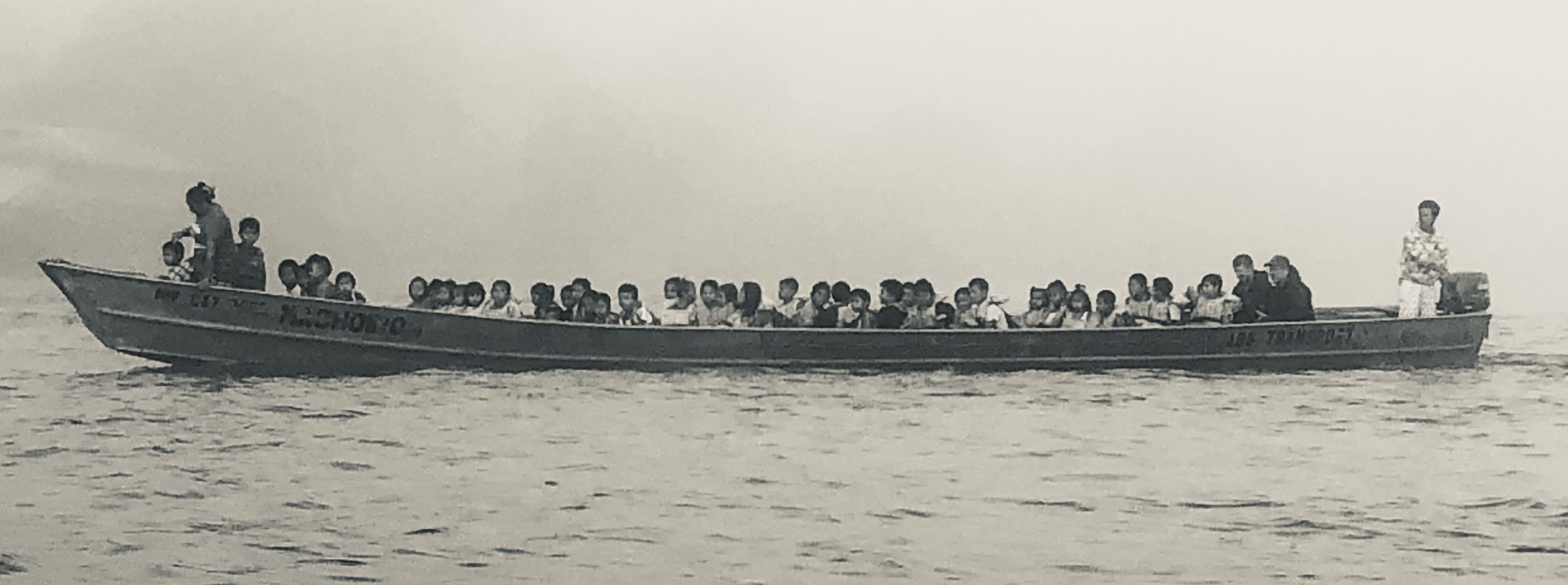 pirogue transportant des écoliers sur le fleuve Oyapock